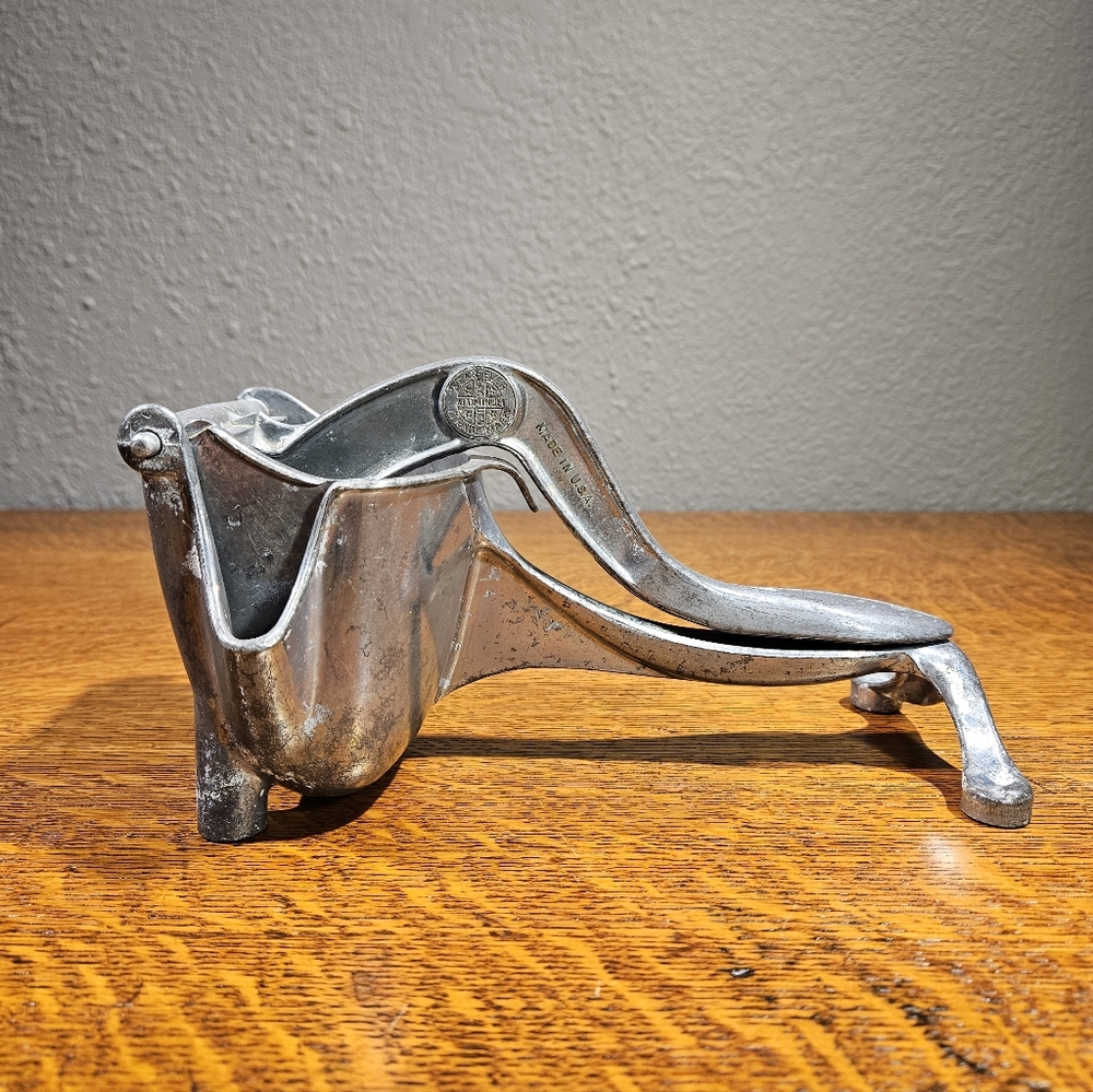 Wear-ever Handheld Vintage Juicer